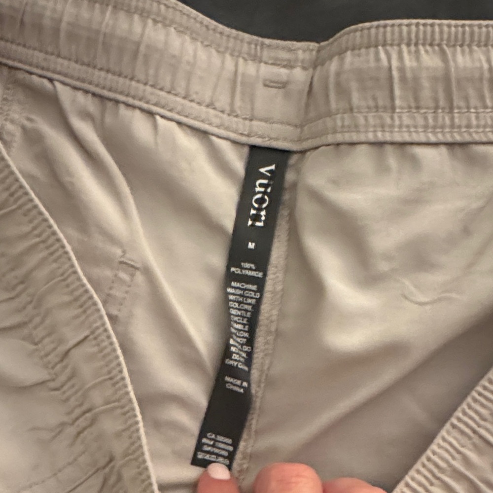 Vuori sunwashed Short in the color suede size M NWT - Picture 4 of 6